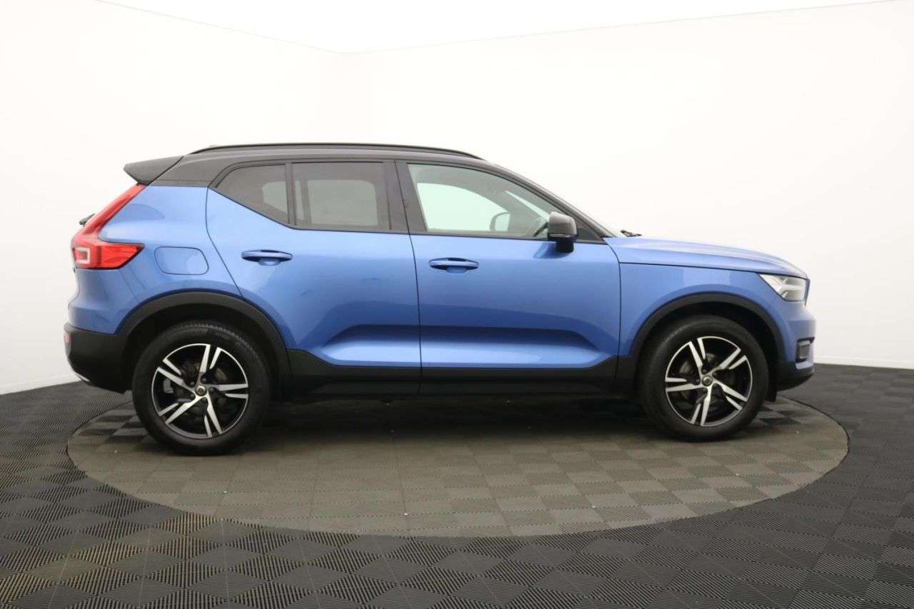 A 2019 VOLVO XC40 1.5 T3 R-Design SUV 5dr Petrol Auto Euro 6 (s/s) (163 ps) Award Winning 5 S A 2019 VOLVO XC40 1.5 T3 R-Design SUV 5dr Petrol Auto Euro 6 (s/s) (163 ps) Award Winning 5 S