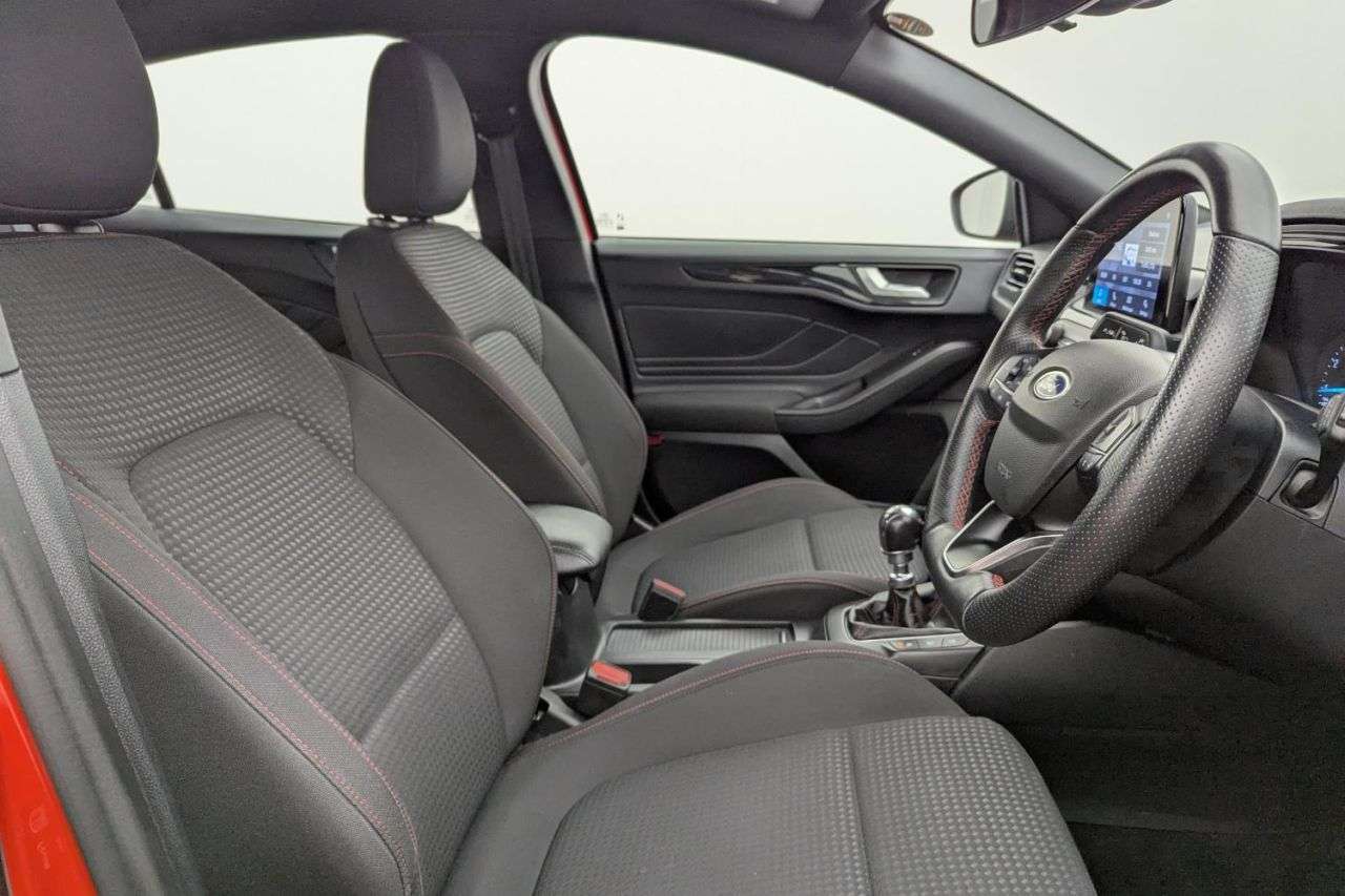 A 2020 FORD FOCUS 1.0T EcoBoost ST-Line Hatchback 5dr Petrol Manual Euro 6 (s/s) (125 ps) Awa A 2020 FORD FOCUS 1.0T EcoBoost ST-Line Hatchback 5dr Petrol Manual Euro 6 (s/s) (125 ps) Awa