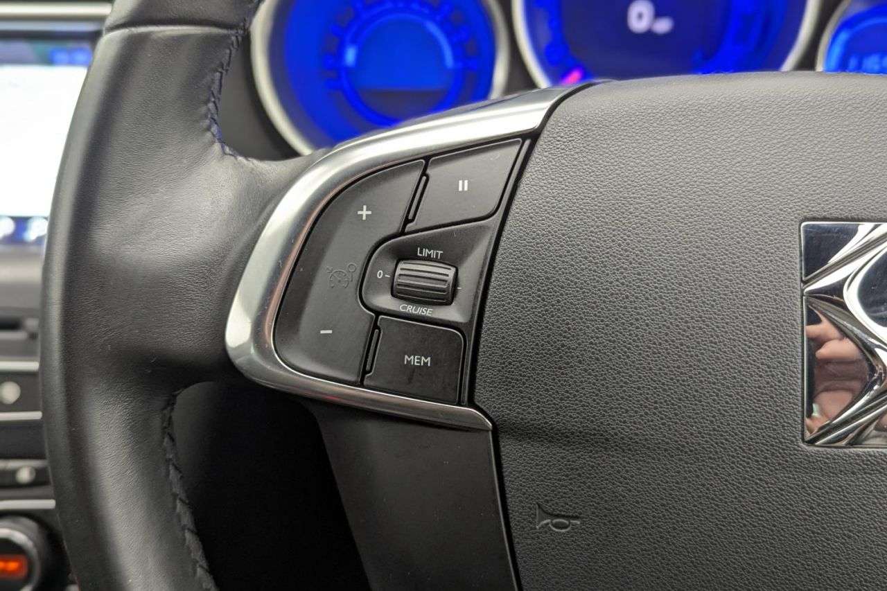 2017 DS AUTOMOBILES DS 4 2017 DS AUTOMOBILES DS 4