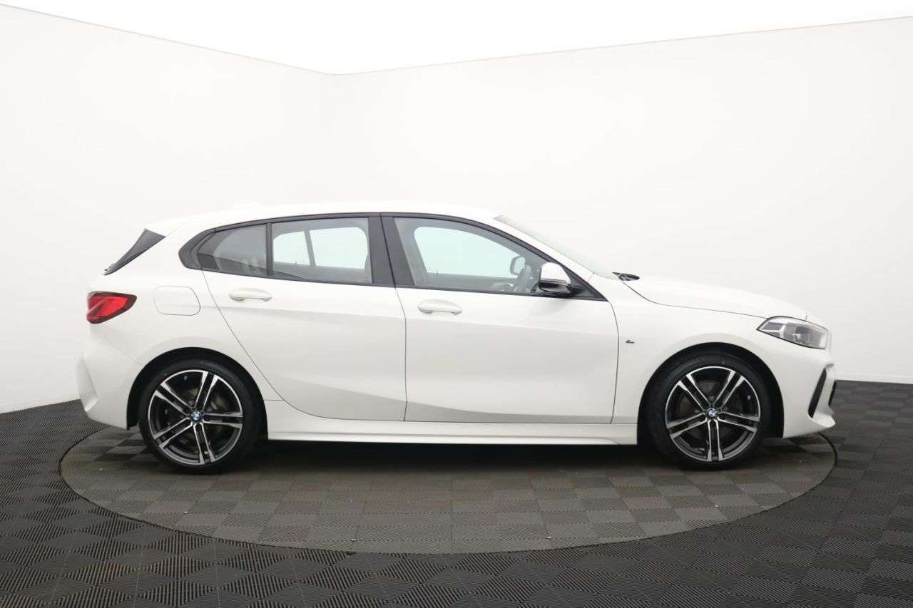 A 2021 BMW 1 SERIES 1.5 118i M Sport (LCP) Hatchback 5dr Petrol Manual Euro 6 (s/s) (136 ps) Aw A 2021 BMW 1 SERIES 1.5 118i M Sport (LCP) Hatchback 5dr Petrol Manual Euro 6 (s/s) (136 ps) Aw