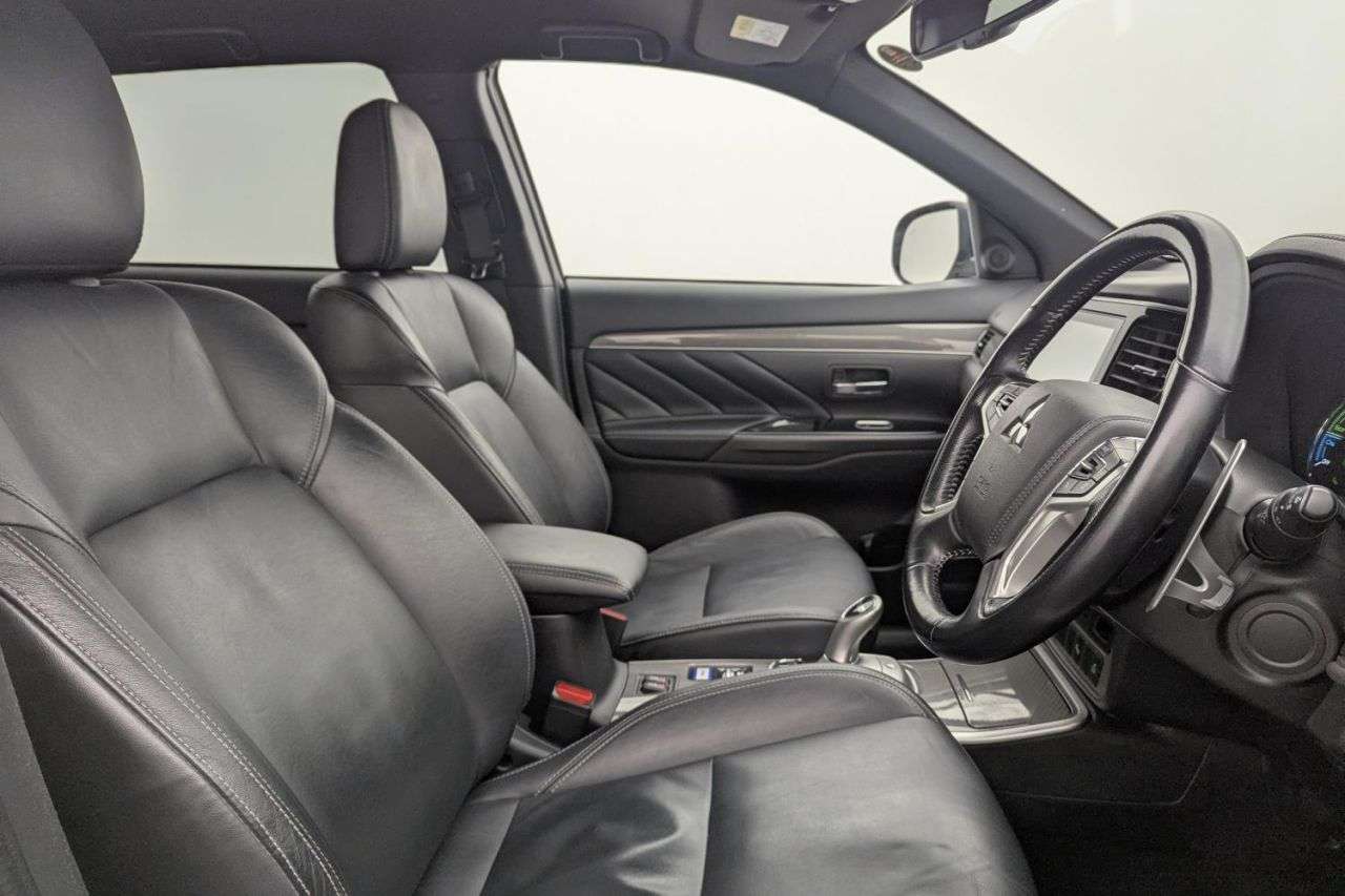 A 2020 MITSUBISHI OUTLANDER 2.4h TwinMotor 13.8kWh Dynamic SUV 5dr Petrol Plug-in Hybrid CVT 4WD Euro 6 A 2020 MITSUBISHI OUTLANDER 2.4h TwinMotor 13.8kWh Dynamic SUV 5dr Petrol Plug-in Hybrid CVT 4WD Euro 6