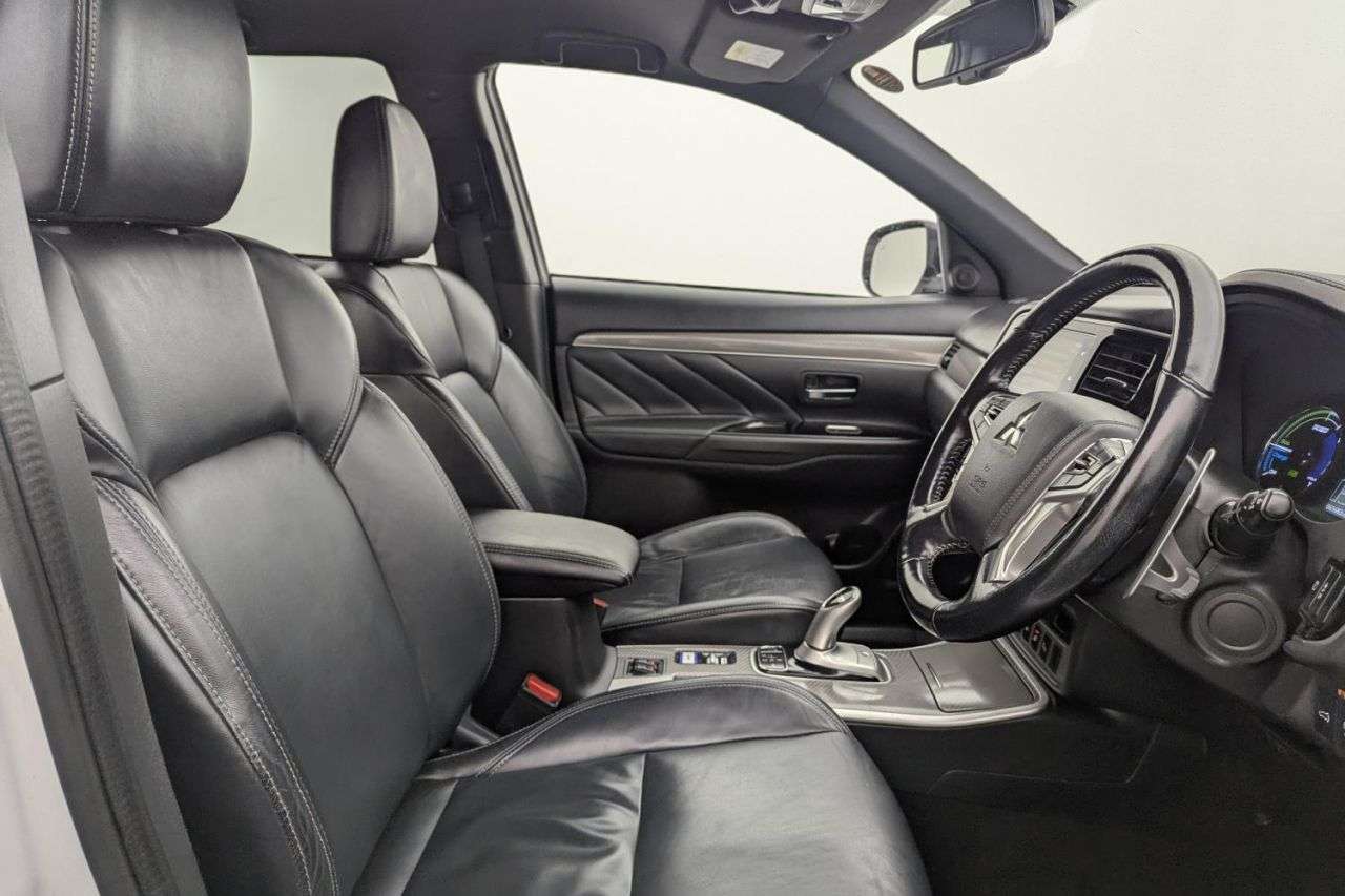 A 2018 MITSUBISHI OUTLANDER 2.4h TwinMotor 13.8kWh 4h SUV 5dr Petrol Plug-in Hybrid CVT 4WD Euro 6 (s/s A 2018 MITSUBISHI OUTLANDER 2.4h TwinMotor 13.8kWh 4h SUV 5dr Petrol Plug-in Hybrid CVT 4WD Euro 6 (s/s