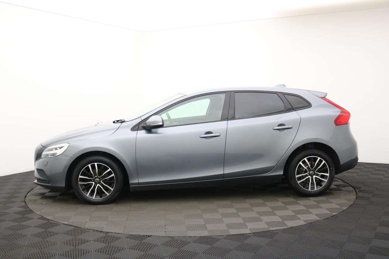 2017 VOLVO V40 2017 VOLVO V40