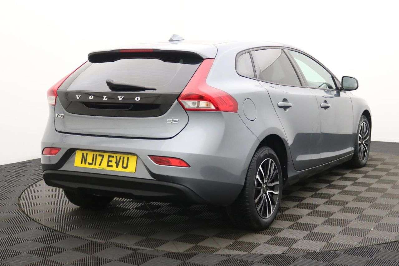 2017 VOLVO V40 2017 VOLVO V40