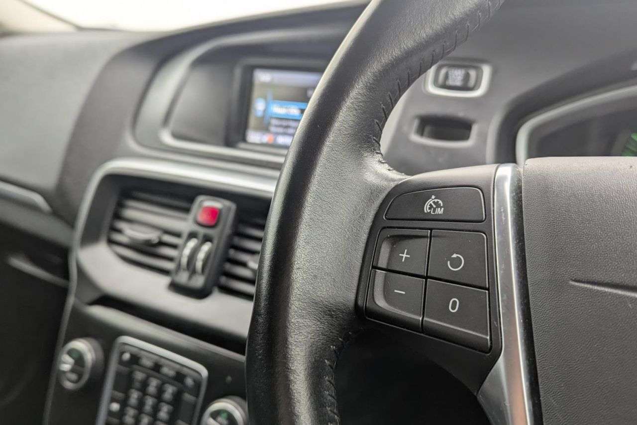 2017 VOLVO V40 2017 VOLVO V40