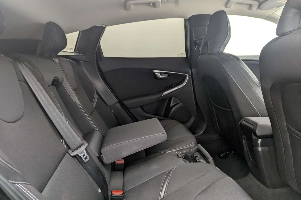 2017 VOLVO V40 2017 VOLVO V40