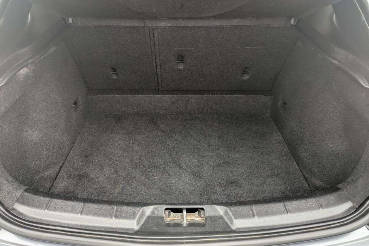 2017 VOLVO V40 2017 VOLVO V40