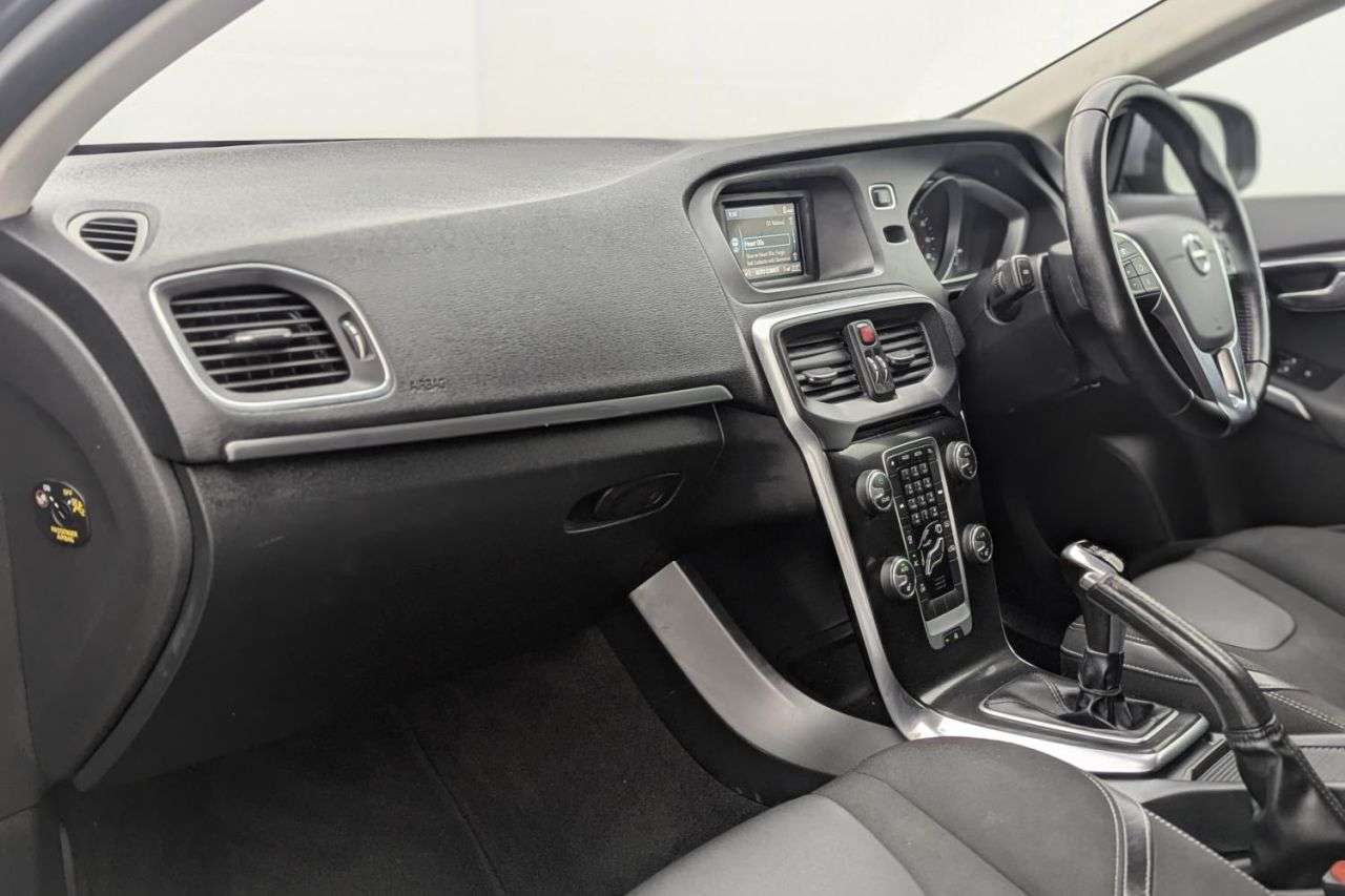 2017 VOLVO V40 2017 VOLVO V40