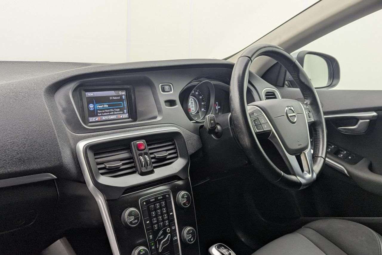 2017 VOLVO V40 2017 VOLVO V40