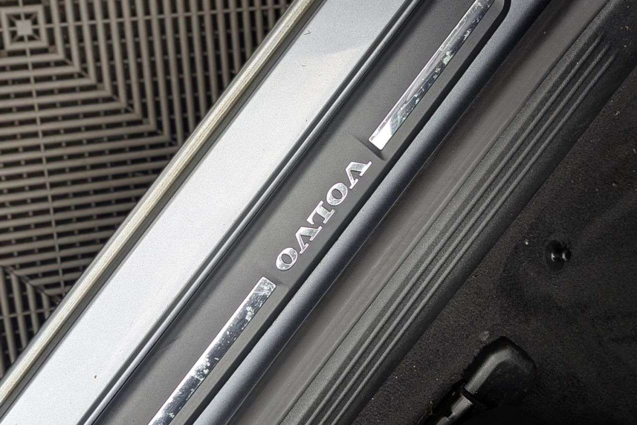 2017 VOLVO V40 2017 VOLVO V40