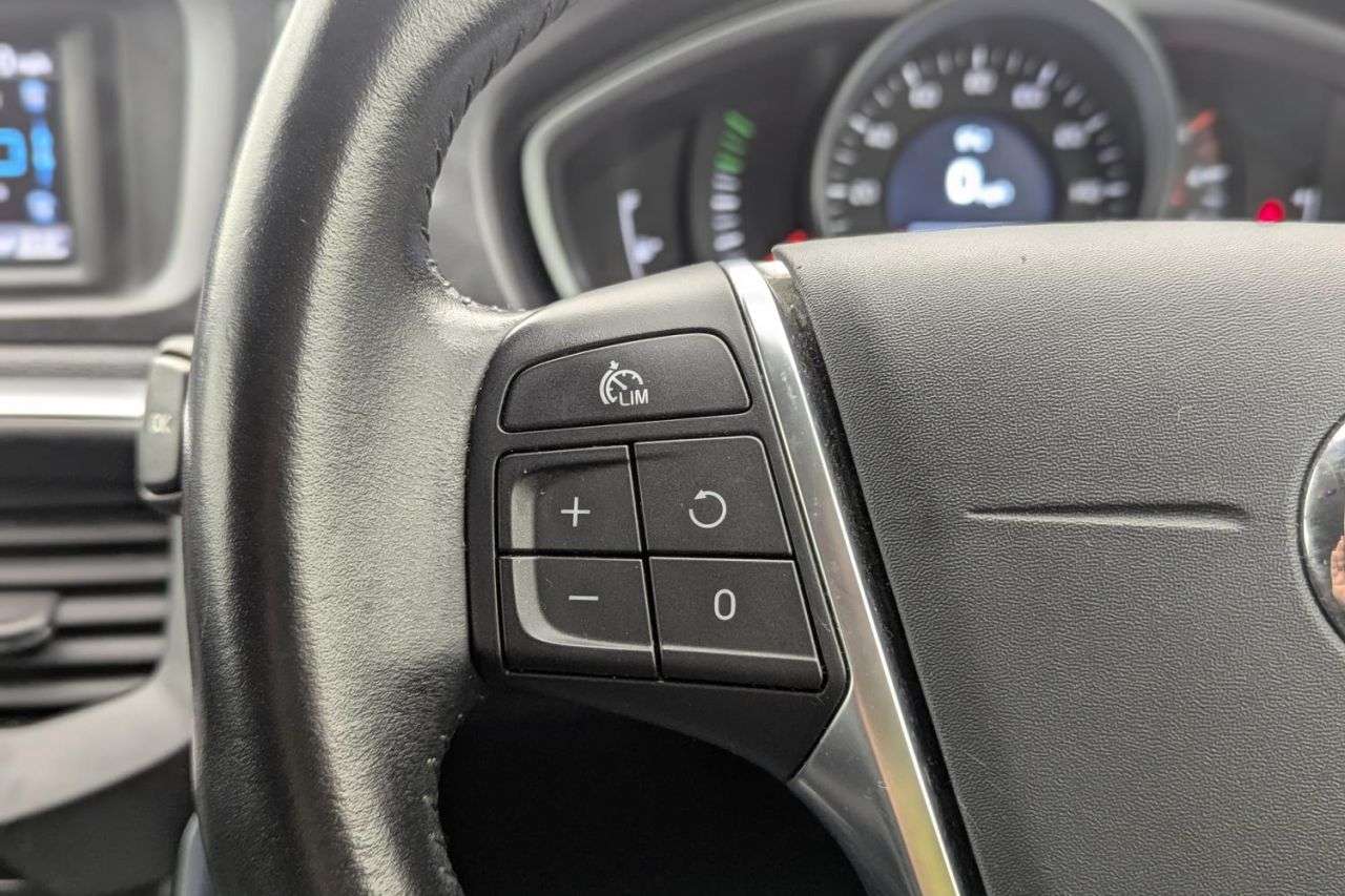 2017 VOLVO V40 2017 VOLVO V40