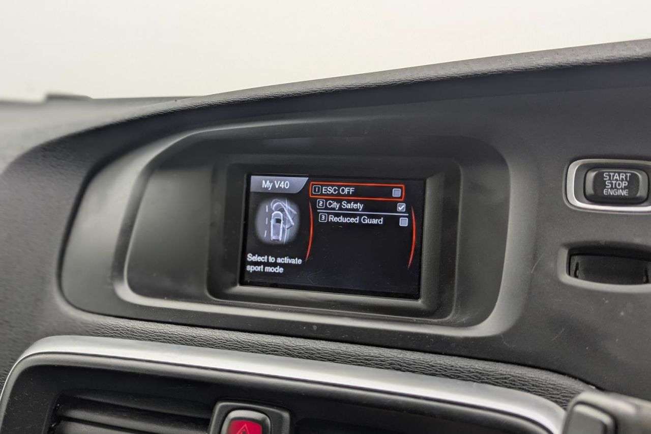 2017 VOLVO V40 2017 VOLVO V40