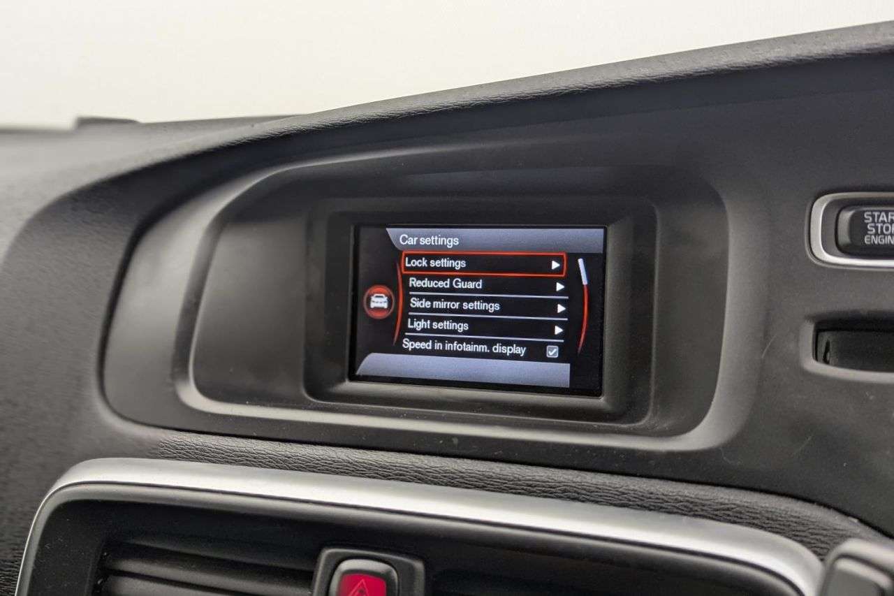 2017 VOLVO V40 2017 VOLVO V40