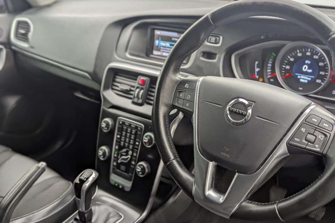 2017 VOLVO V40 2017 VOLVO V40