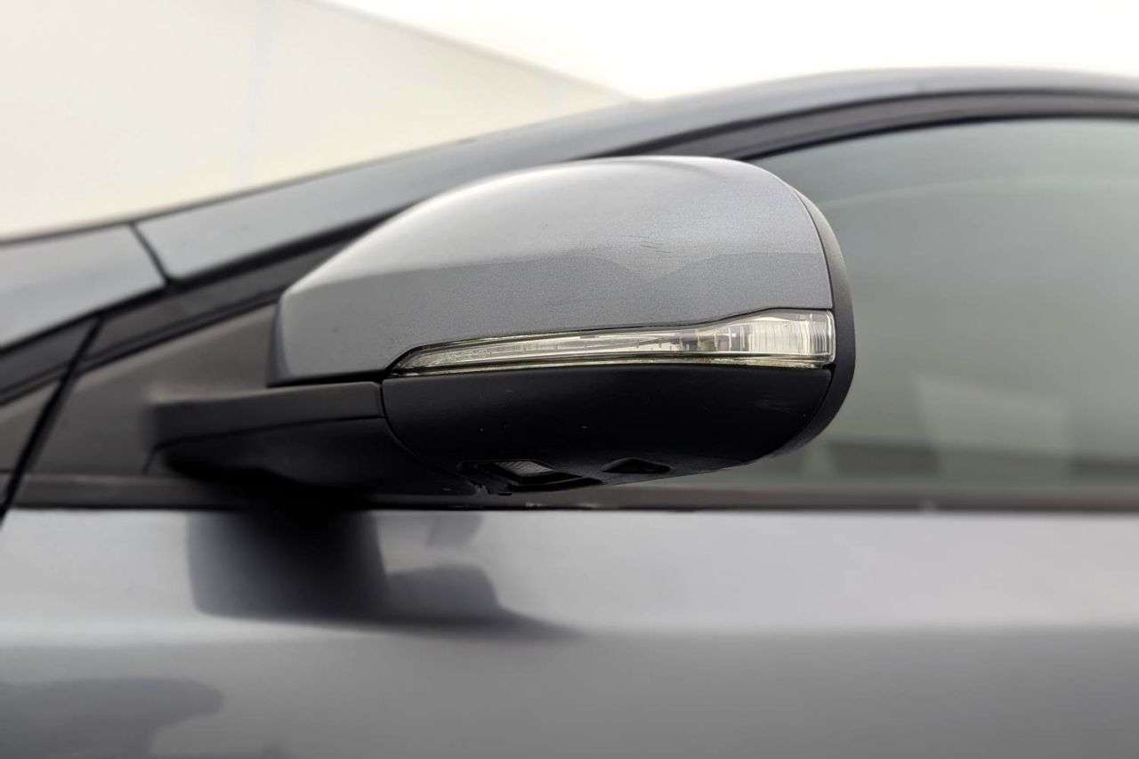 2017 VOLVO V40 2017 VOLVO V40