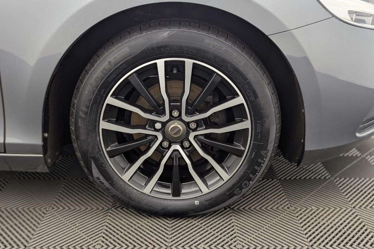 2017 VOLVO V40 2017 VOLVO V40