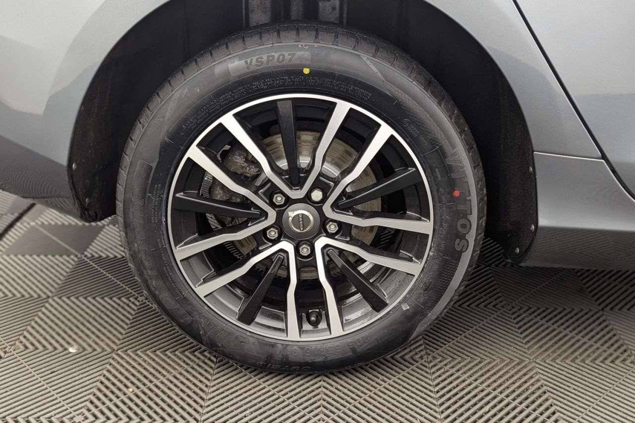 2017 VOLVO V40 2017 VOLVO V40