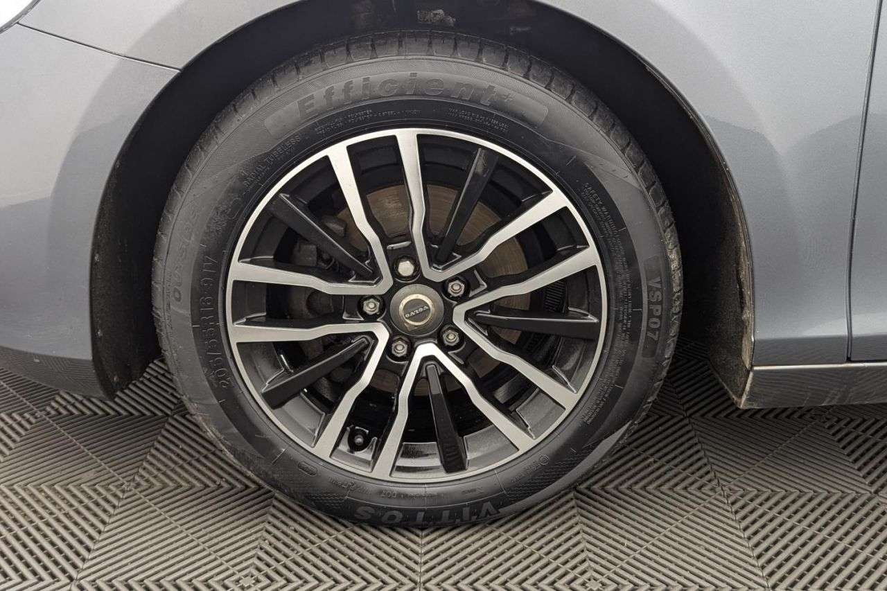 2017 VOLVO V40 2017 VOLVO V40