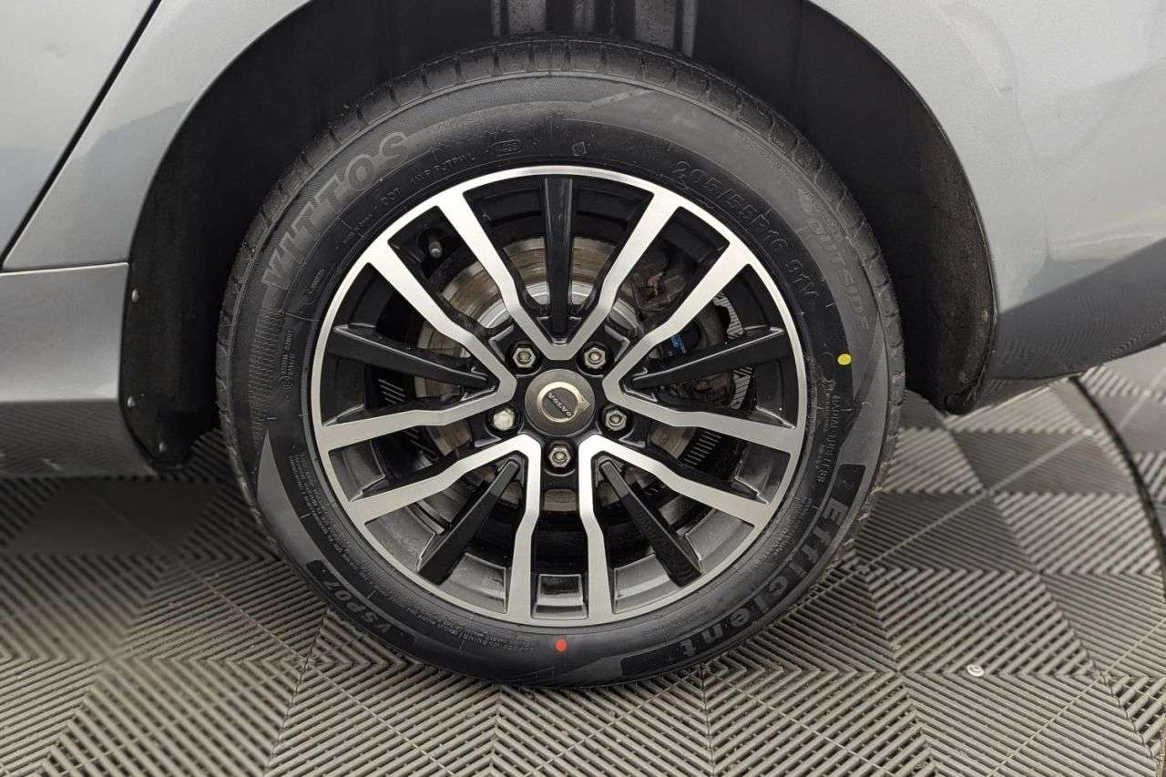 2017 VOLVO V40 2017 VOLVO V40