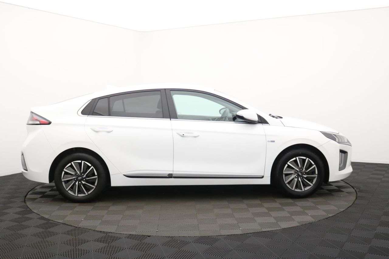 A 2021 HYUNDAI IONIQ 38.3kWh Premium SE Hatchback 5dr Electric Auto (136 ps) Award Winning 5 Sta A 2021 HYUNDAI IONIQ 38.3kWh Premium SE Hatchback 5dr Electric Auto (136 ps) Award Winning 5 Sta
