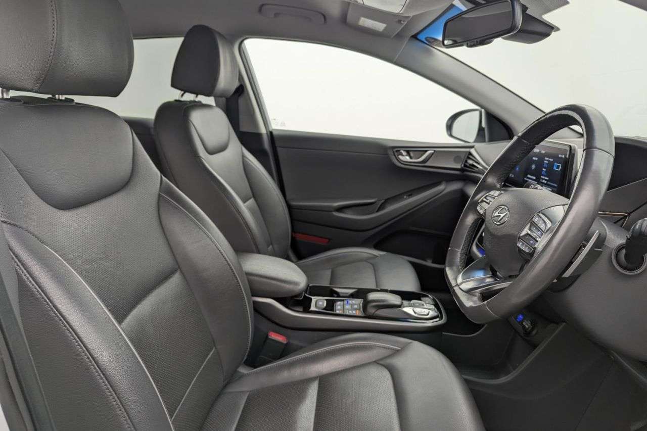 A 2021 HYUNDAI IONIQ 38.3kWh Premium SE Hatchback 5dr Electric Auto (136 ps) Award Winning 5 Sta A 2021 HYUNDAI IONIQ 38.3kWh Premium SE Hatchback 5dr Electric Auto (136 ps) Award Winning 5 Sta