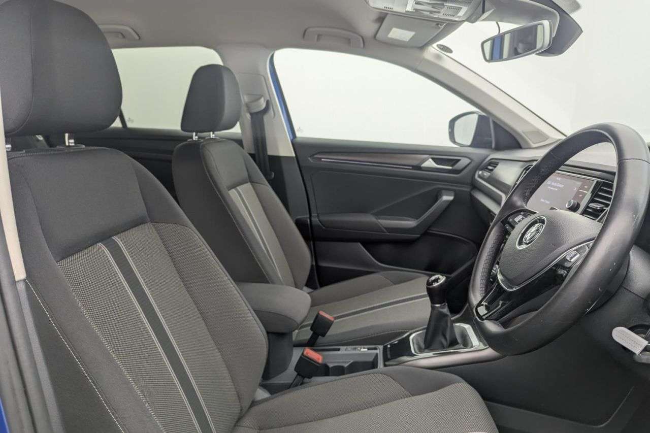 A 2019 VOLKSWAGEN T-ROC 1.5 TSI GPF EVO Design SUV 5dr Petrol Manual Euro 6 (s/s) (150 ps) Award Wi A 2019 VOLKSWAGEN T-ROC 1.5 TSI GPF EVO Design SUV 5dr Petrol Manual Euro 6 (s/s) (150 ps) Award Wi