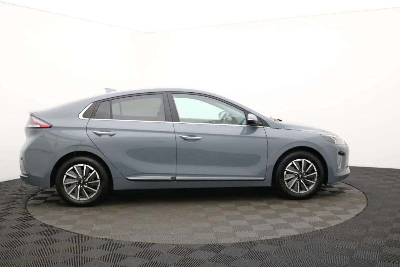 A 2022 HYUNDAI IONIQ 38.3kWh Premium SE Hatchback 5dr Electric Auto (136 ps) Award Winning 5 Sta A 2022 HYUNDAI IONIQ 38.3kWh Premium SE Hatchback 5dr Electric Auto (136 ps) Award Winning 5 Sta