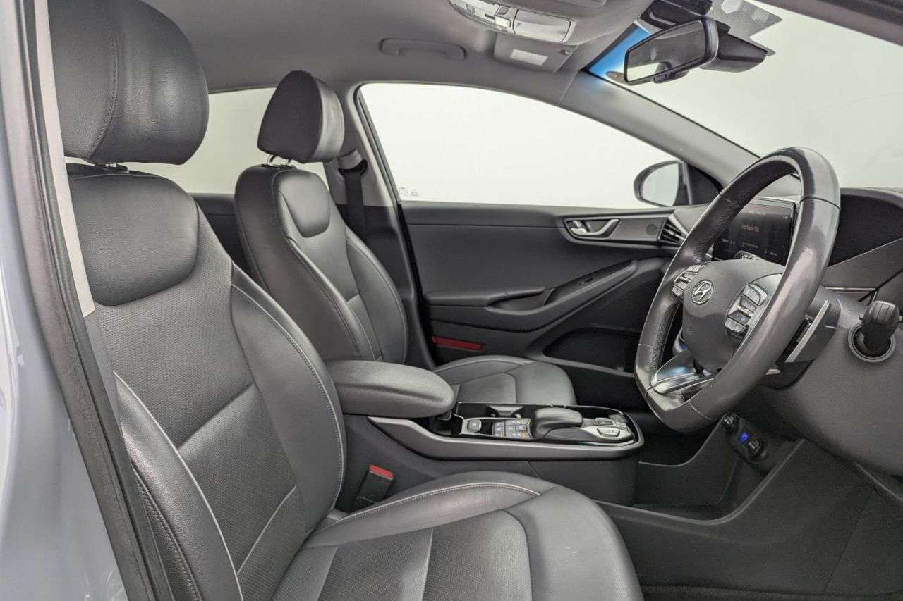 A 2022 HYUNDAI IONIQ 38.3kWh Premium SE Hatchback 5dr Electric Auto (136 ps) Award Winning 5 Sta A 2022 HYUNDAI IONIQ 38.3kWh Premium SE Hatchback 5dr Electric Auto (136 ps) Award Winning 5 Sta