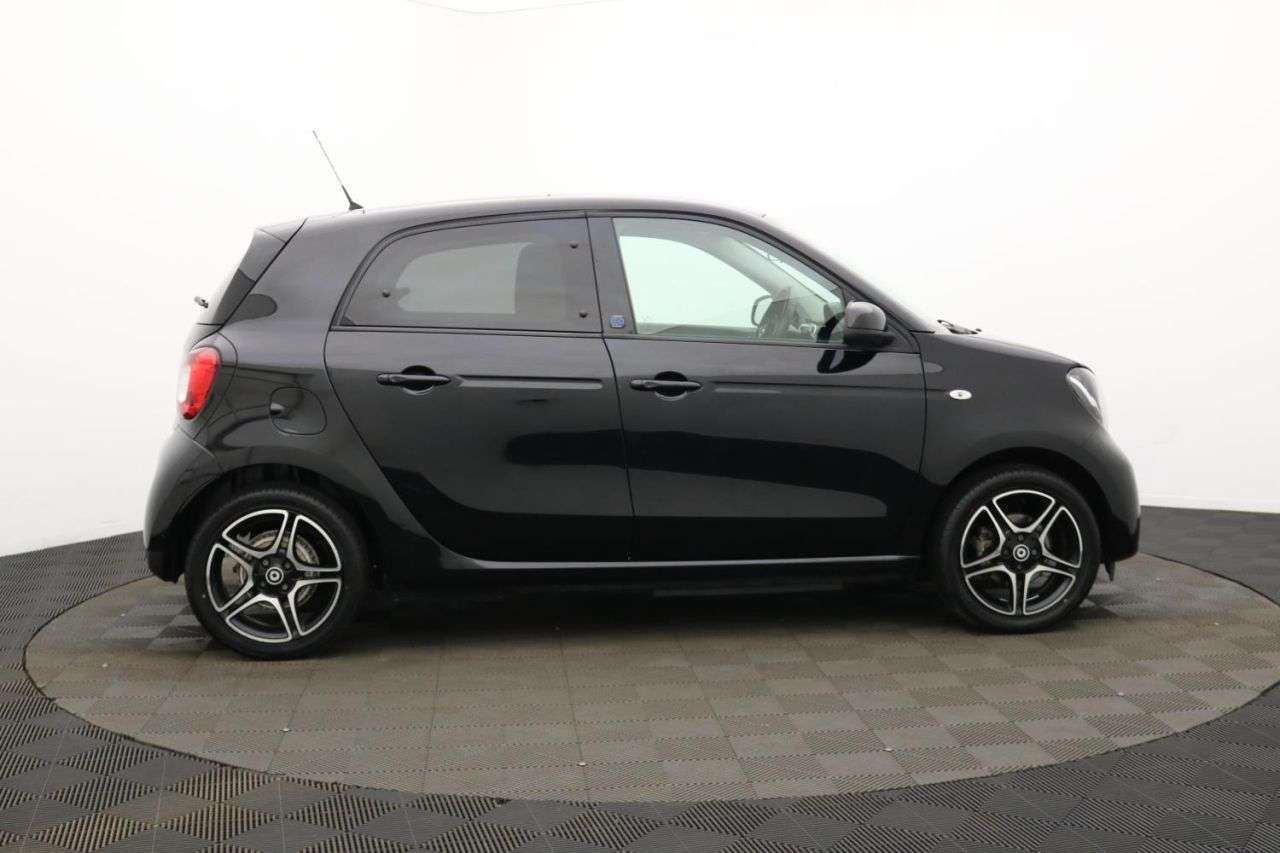 A 2021 SMART FORFOUR 17.6kWh Premium Hatchback 5dr Electric Auto (22kW Charger) (82 ps) Award Wi A 2021 SMART FORFOUR 17.6kWh Premium Hatchback 5dr Electric Auto (22kW Charger) (82 ps) Award Wi
