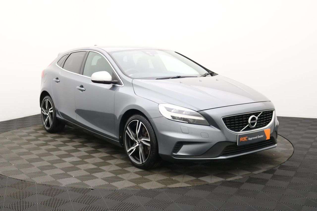 2017 VOLVO V40 2017 VOLVO V40