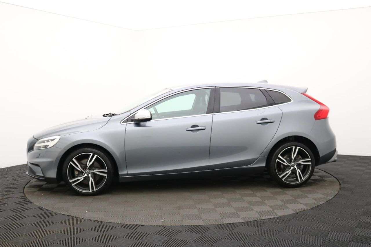 2017 VOLVO V40 2017 VOLVO V40