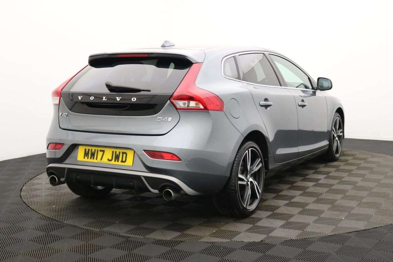 2017 VOLVO V40 2017 VOLVO V40
