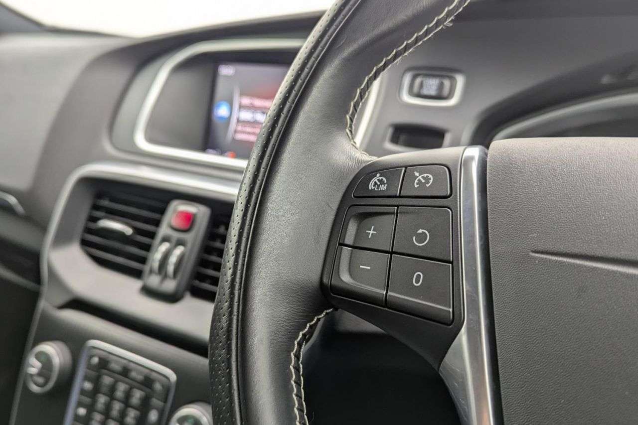 2017 VOLVO V40 2017 VOLVO V40