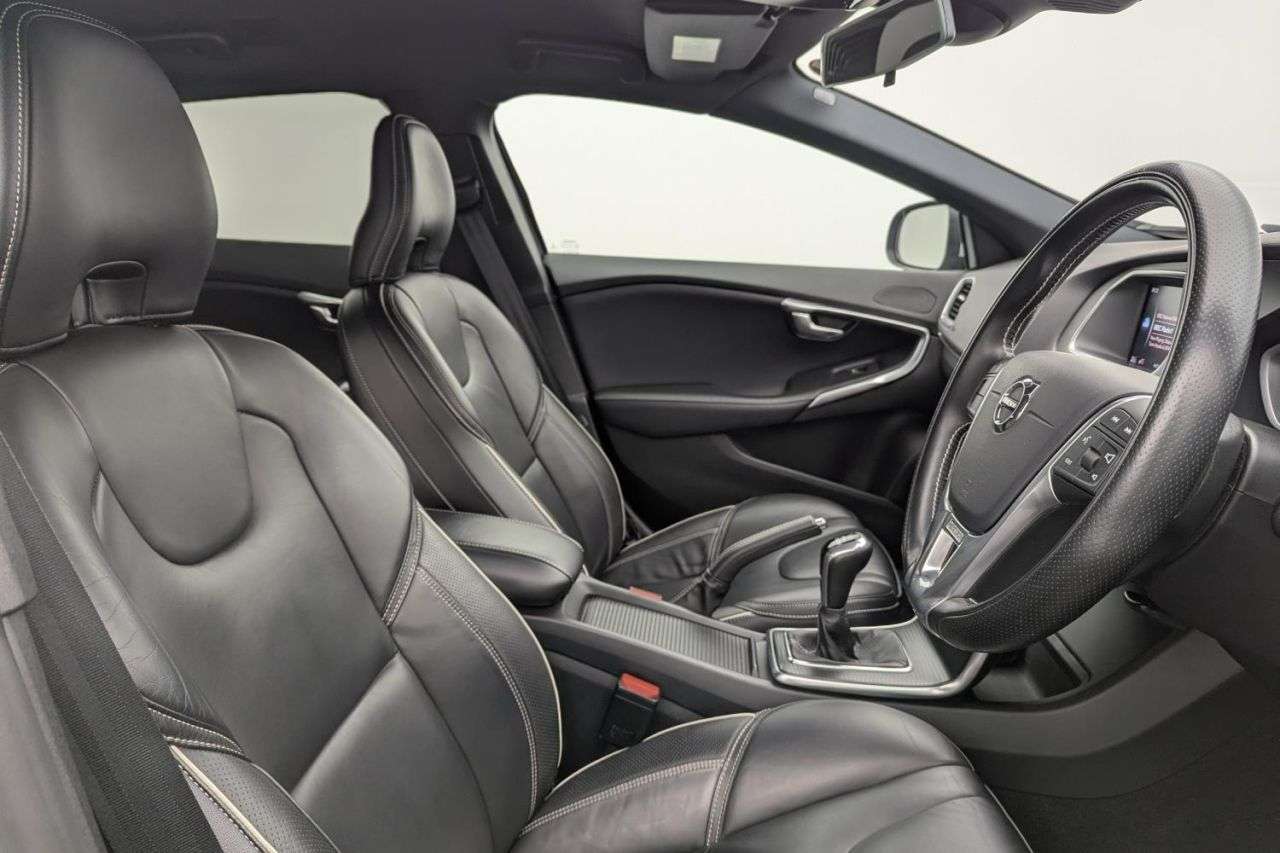 A 2017 VOLVO V40 2.0 D4 R-Design Pro Hatchback 5dr Diesel Manual Euro 6 (s/s) (190 ps) Award A 2017 VOLVO V40 2.0 D4 R-Design Pro Hatchback 5dr Diesel Manual Euro 6 (s/s) (190 ps) Award