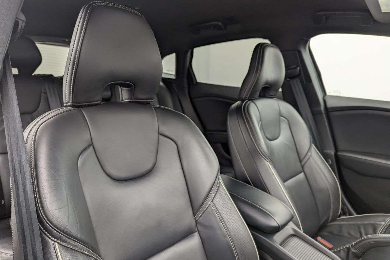 2017 VOLVO V40 2017 VOLVO V40
