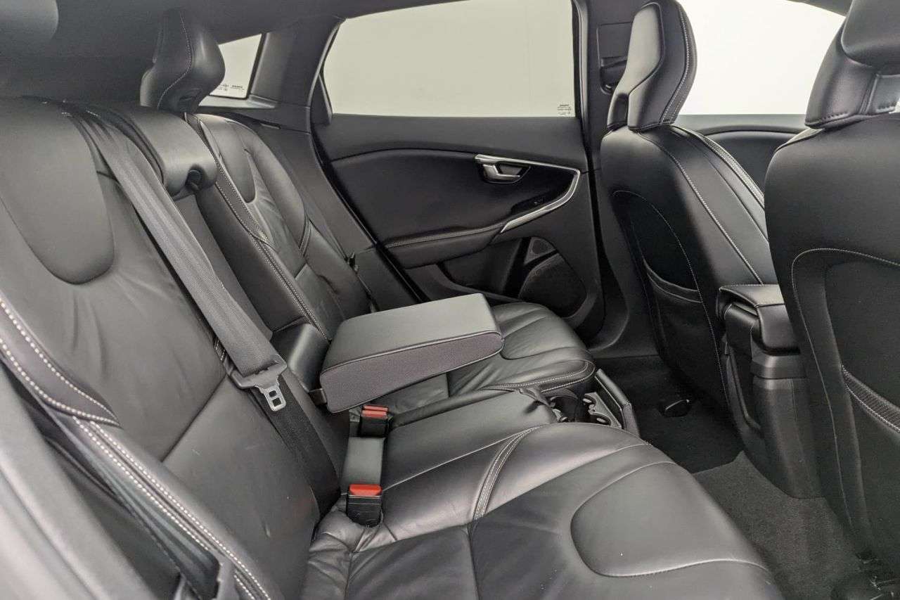 2017 VOLVO V40 2017 VOLVO V40
