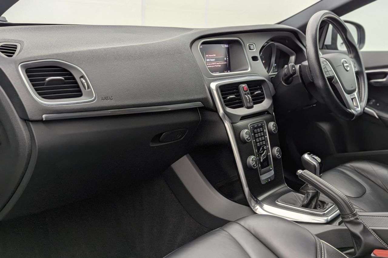 2017 VOLVO V40 2017 VOLVO V40