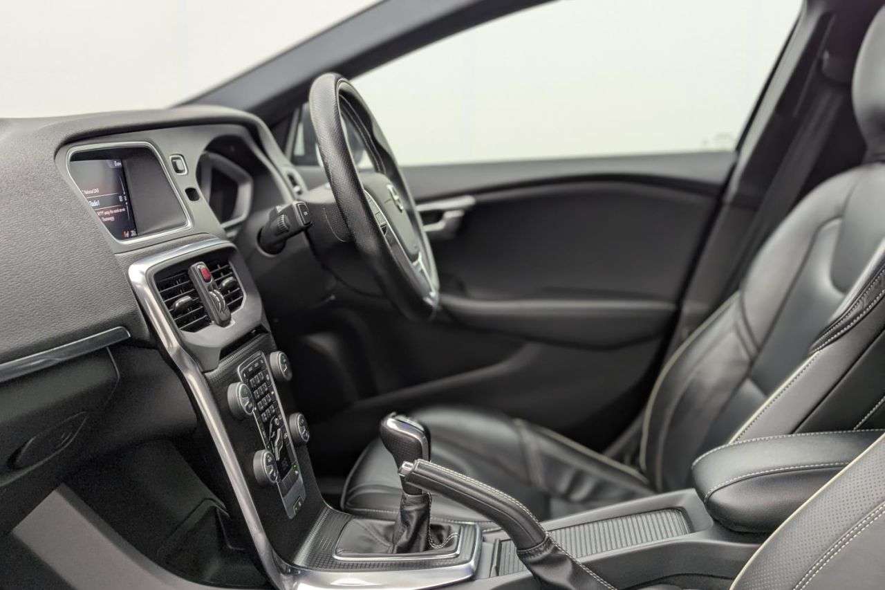 2017 VOLVO V40 2017 VOLVO V40