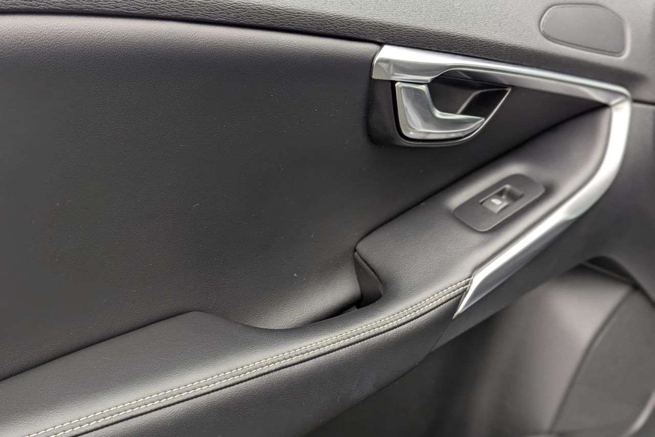 2017 VOLVO V40 2017 VOLVO V40