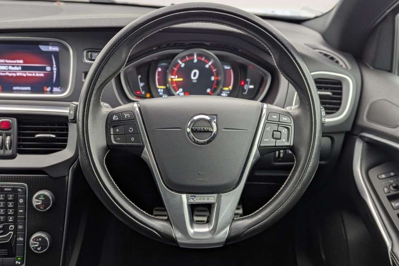 2017 VOLVO V40 2017 VOLVO V40