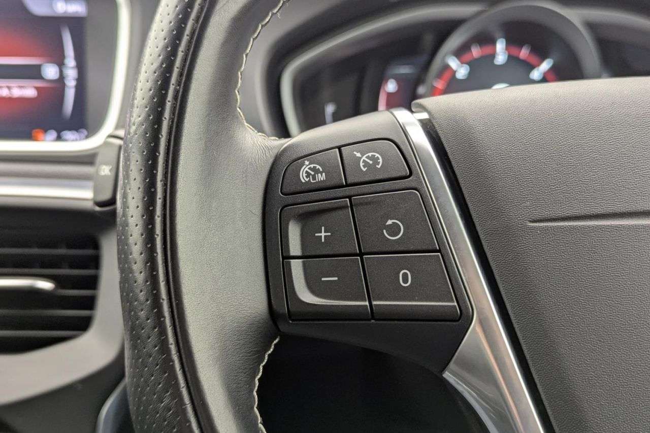 2017 VOLVO V40 2017 VOLVO V40