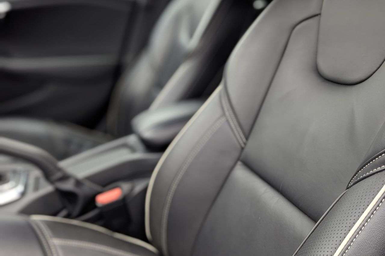 2017 VOLVO V40 2017 VOLVO V40