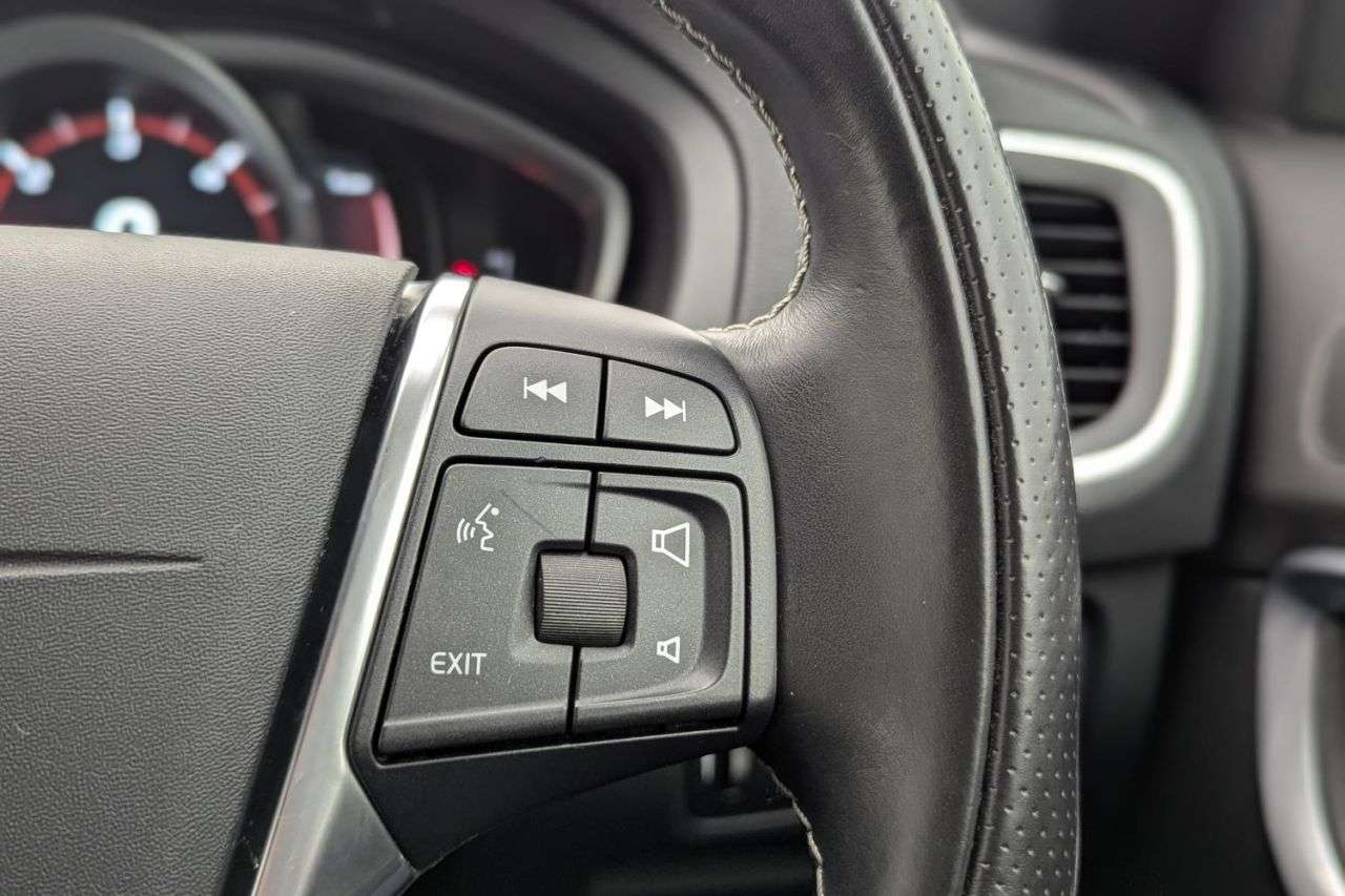 2017 VOLVO V40 2017 VOLVO V40