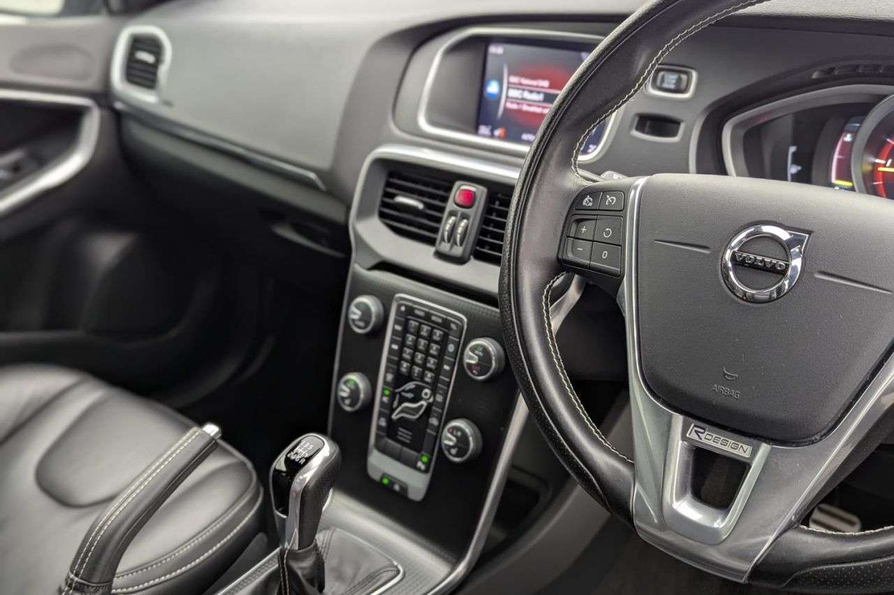 2017 VOLVO V40 2017 VOLVO V40