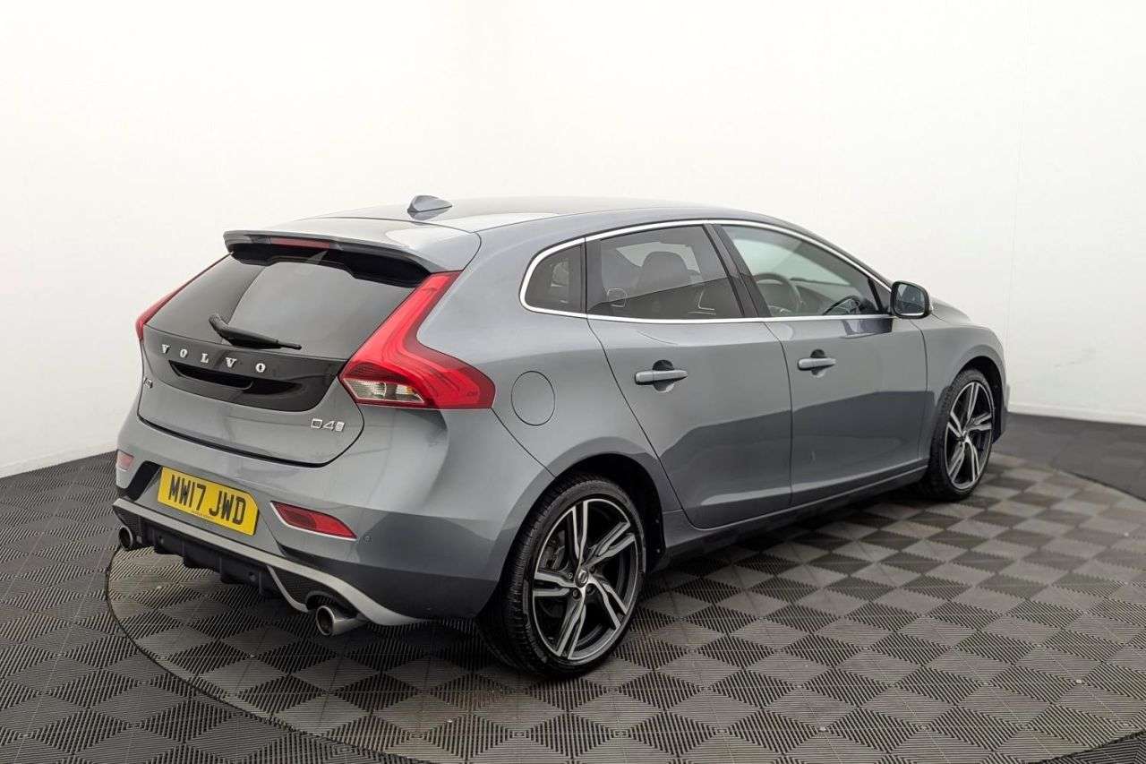 2017 VOLVO V40 2017 VOLVO V40