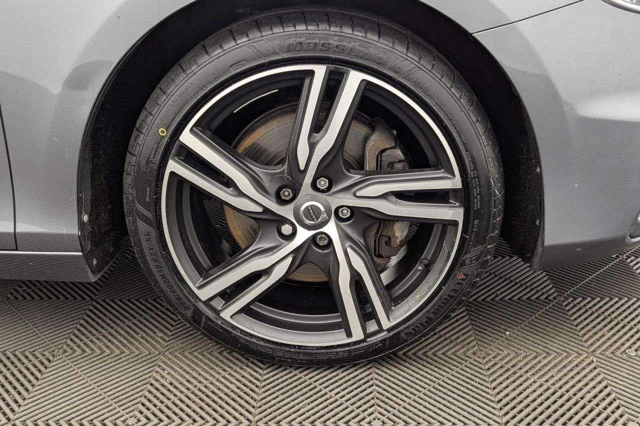 2017 VOLVO V40 2017 VOLVO V40