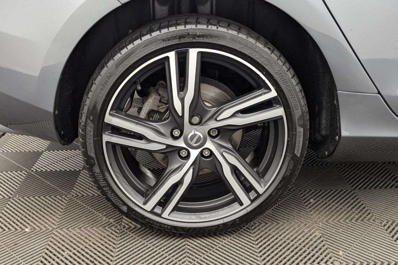 2017 VOLVO V40 2017 VOLVO V40