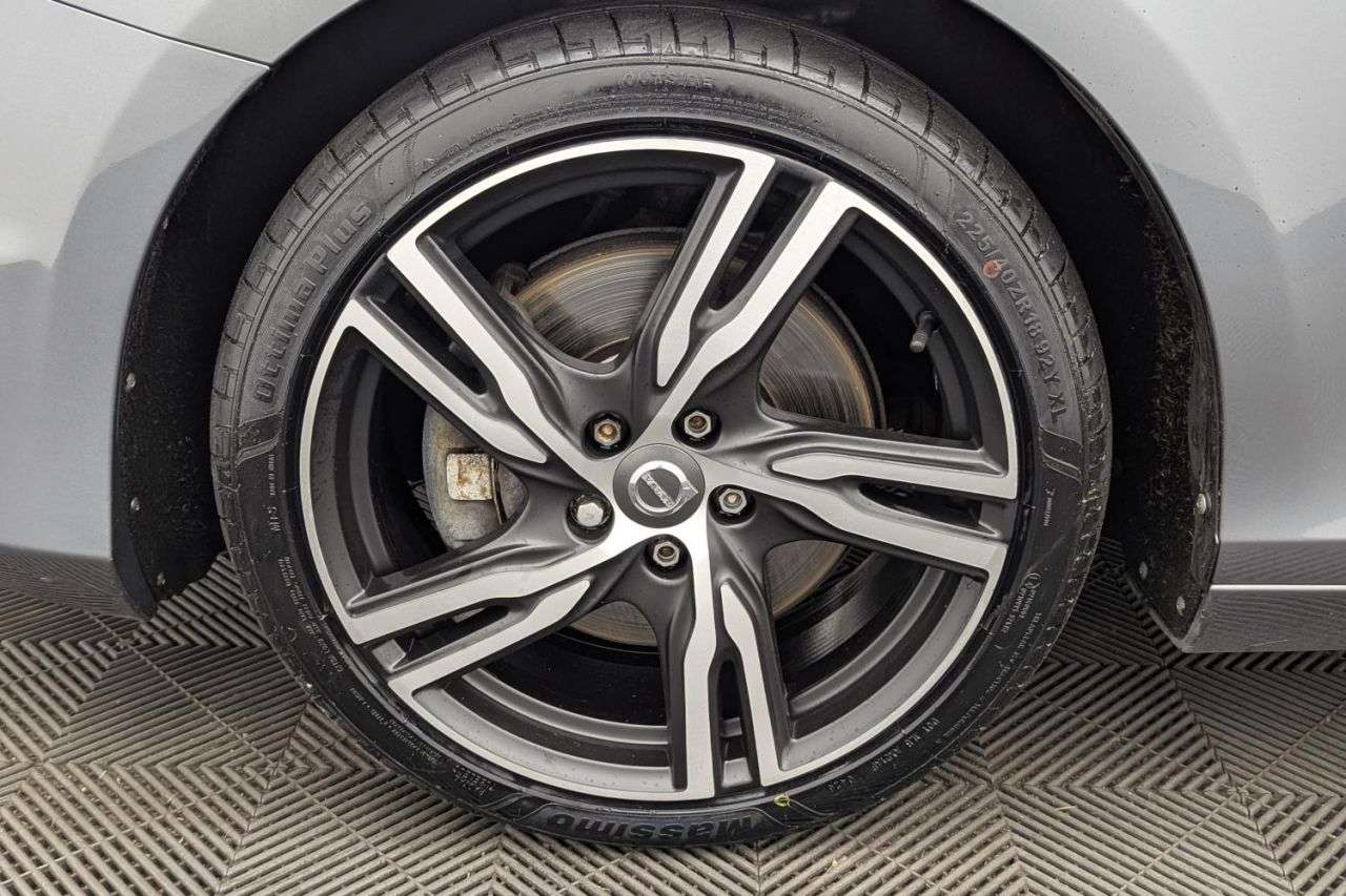 2017 VOLVO V40 2017 VOLVO V40