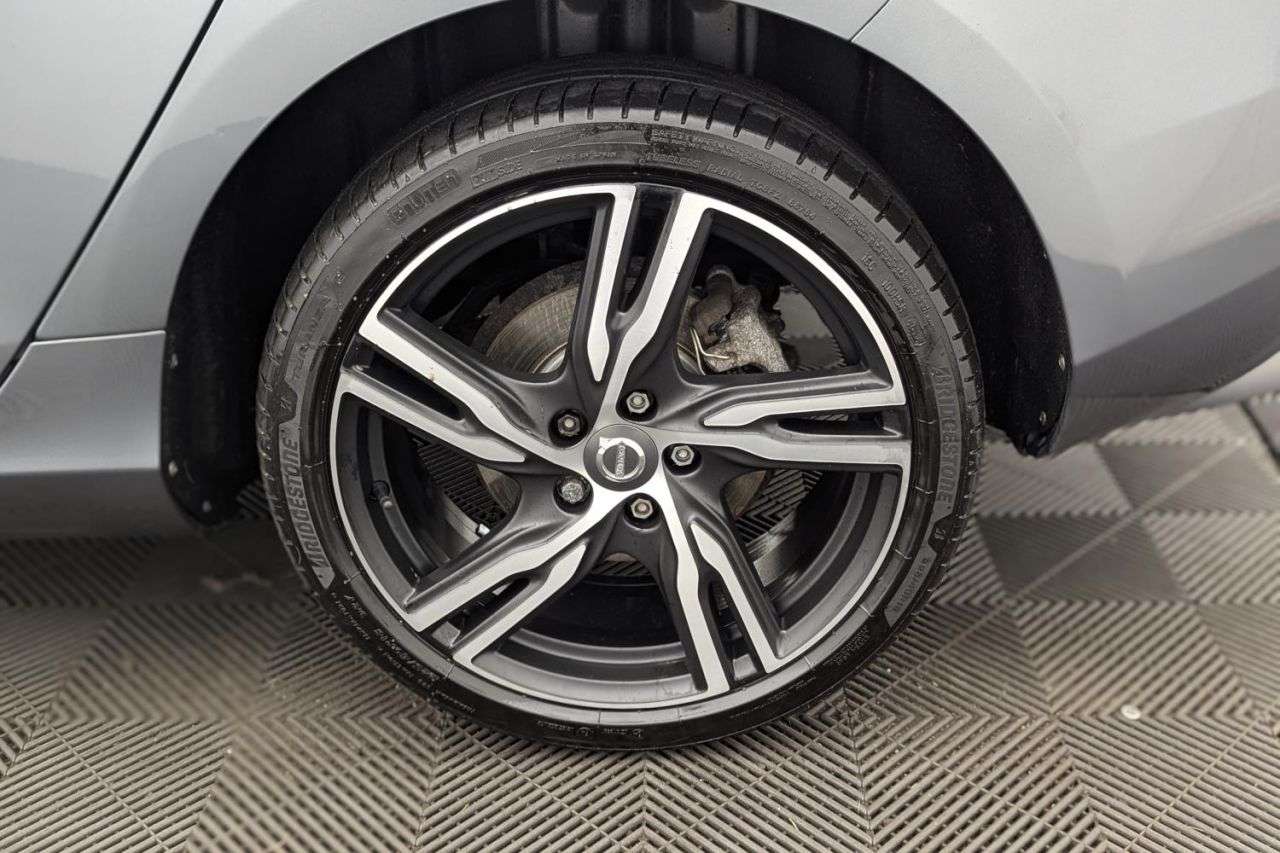 2017 VOLVO V40 2017 VOLVO V40
