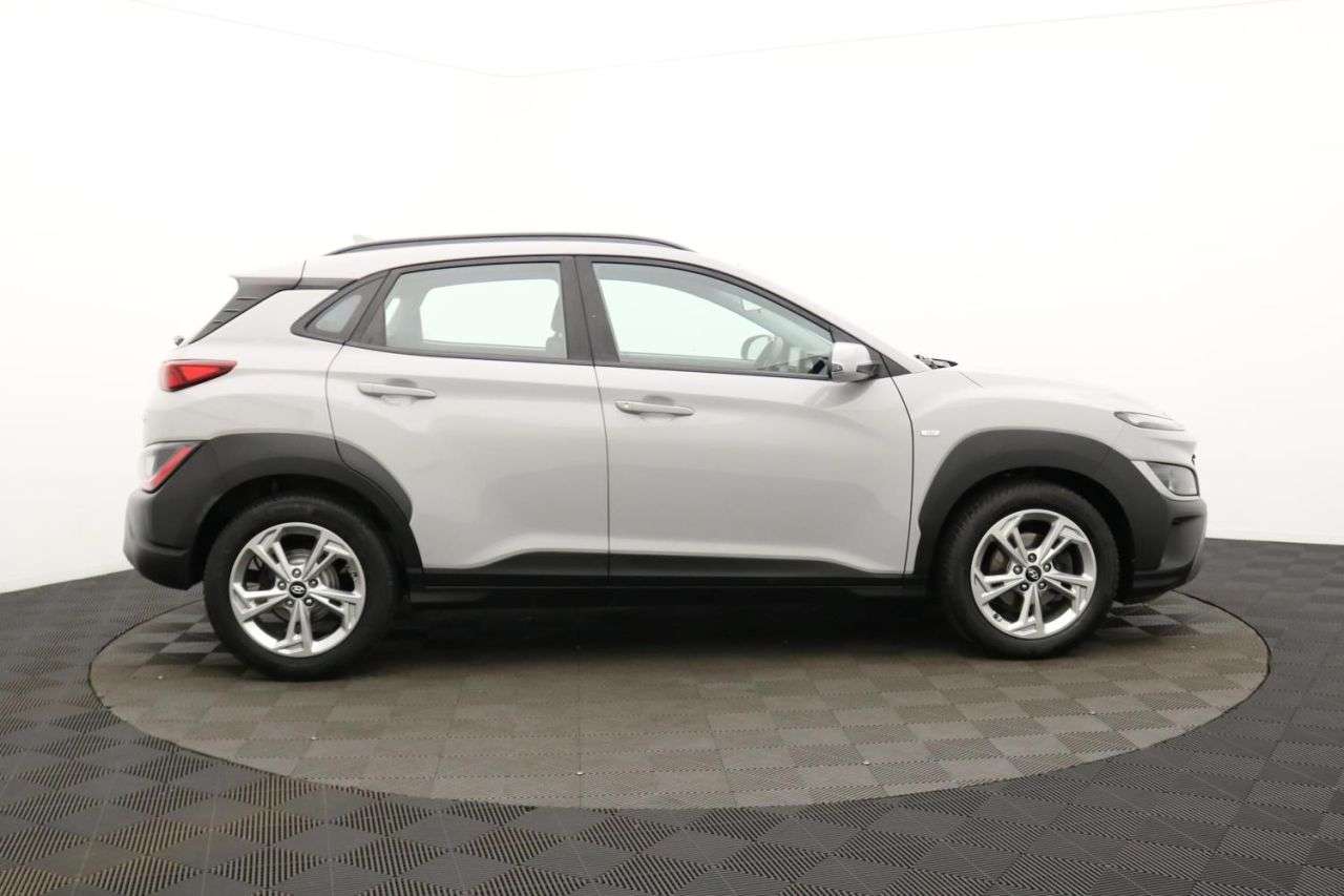 A 2022 HYUNDAI KONA 1.0 T-GDi MHEV SE Connect SUV 5dr Petrol Hybrid Manual Euro 6 (s/s) (120 ps A 2022 HYUNDAI KONA 1.0 T-GDi MHEV SE Connect SUV 5dr Petrol Hybrid Manual Euro 6 (s/s) (120 ps